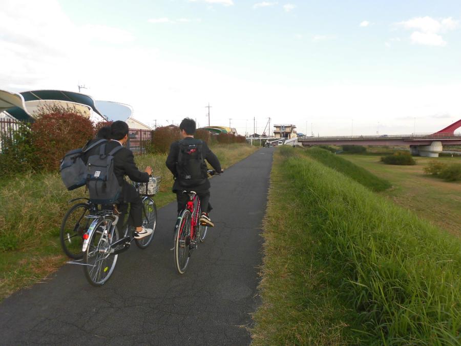 道幅の狭い遊歩道のようす1