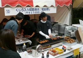 料理部門ゴールドグランプリの「くじら入り昭島焼き、昭島蒸し」の料理風景画像