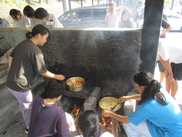 子どもたちがカレーを作っている様子。