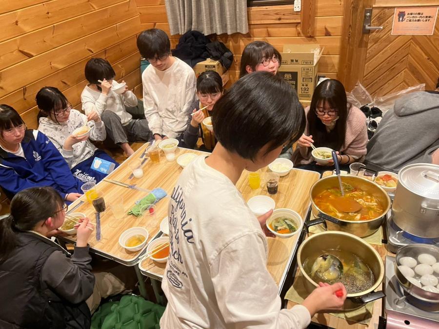 子どもたちが鍋料理を食べている様子。