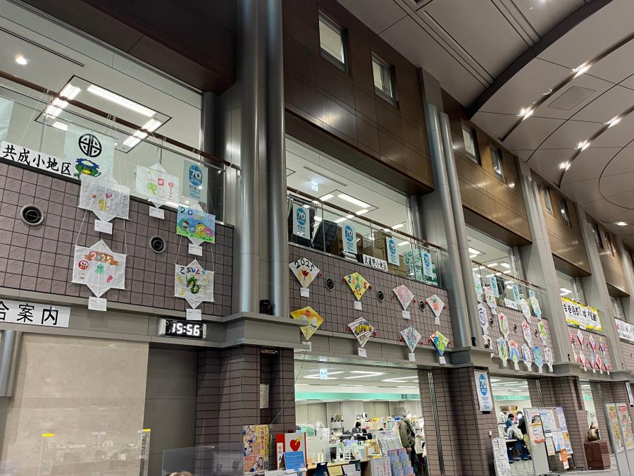 市役所の壁面に小学生の手作りたこが飾られている様子。