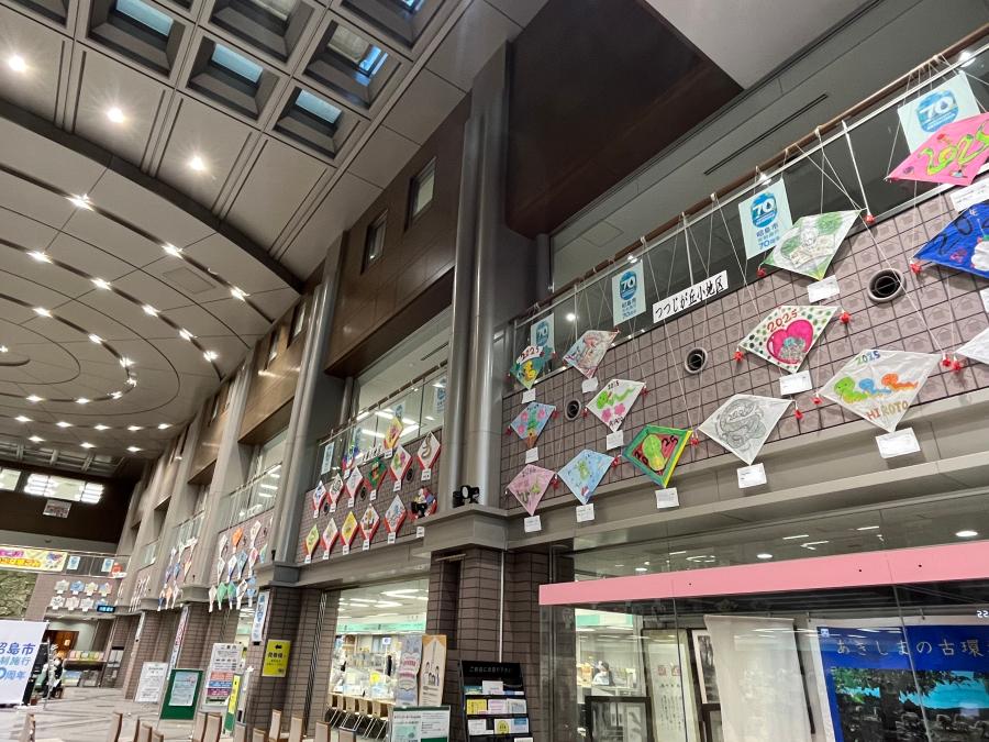 市役所の壁面に小学生の手作りたこが飾られている様子。