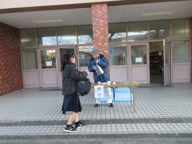 多摩辺中学校でのフードドライブ