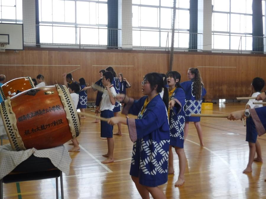 和太鼓の授業の写真