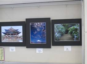 「拝島駅自由通路内展示ケース」1
