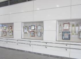「拝島駅自由通路内展示ケース」2