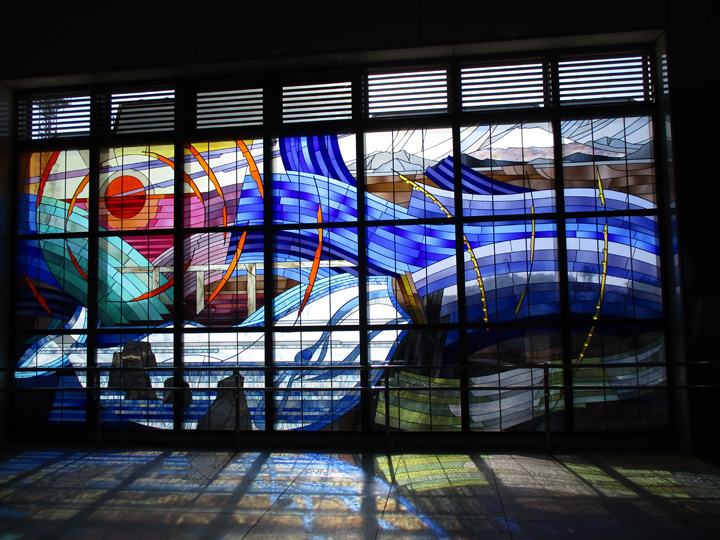 拝島駅自由通路にあるステンドグラスの画像