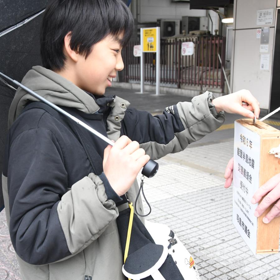 男の子が募金しているようす