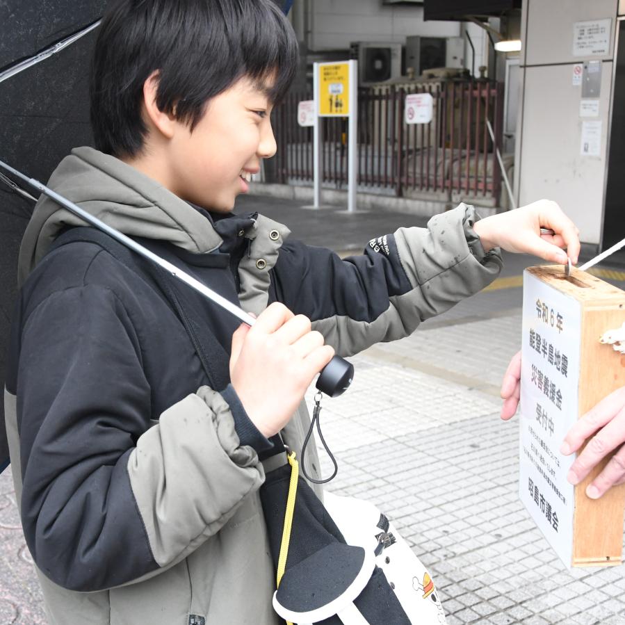 男の子が募金しているようす